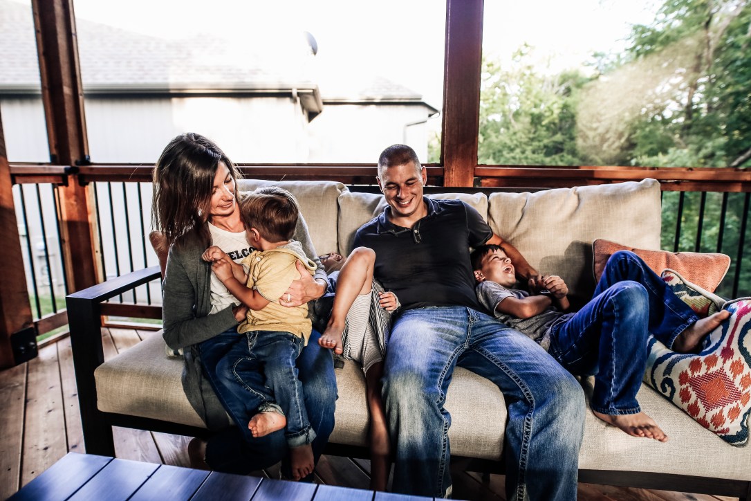 Family photography snuggle at home session