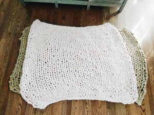 large chunky knit blanket DIY tutorial