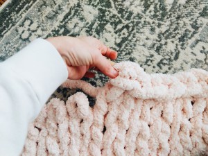 large chunky knit blanket DIY tutorial