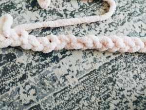 large chunky knit blanket DIY tutorial