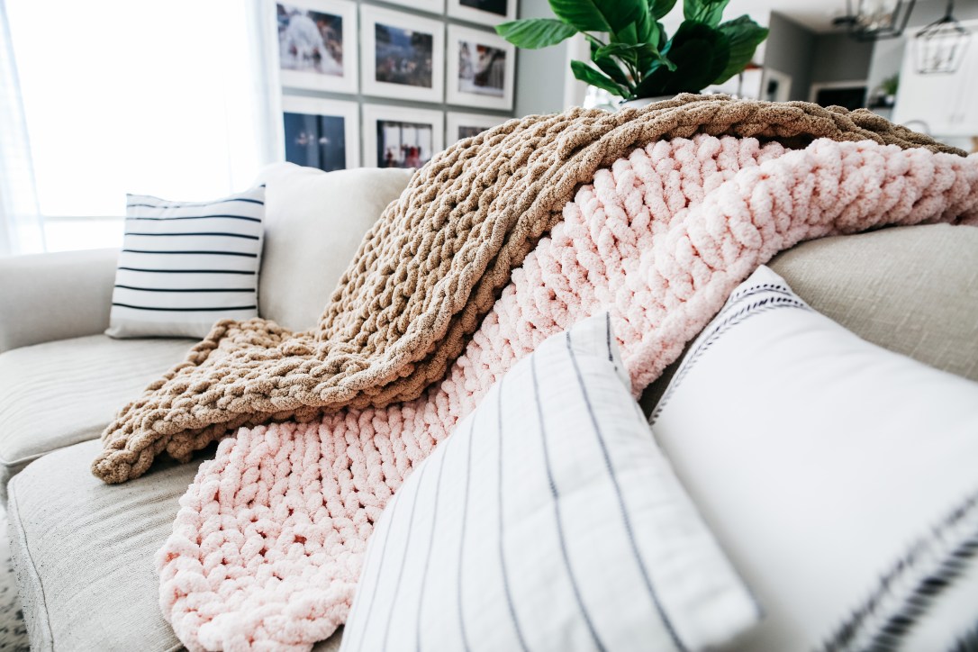 large chunky knit blanket DIY tutorial